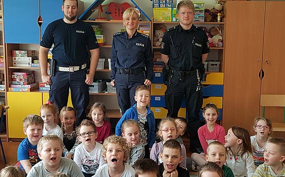 Polscy i niemieccy policjanci z wizytą u świnoujskich przedszkolaków