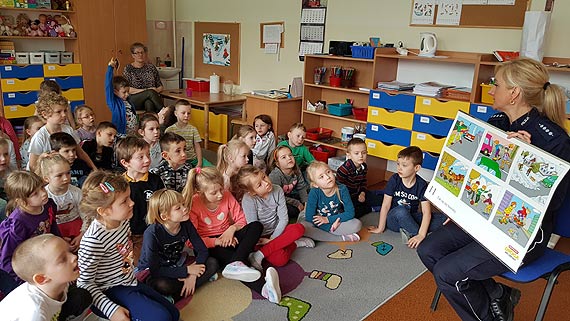 Polscy i niemieccy policjanci z wizytą u świnoujskich przedszkolaków