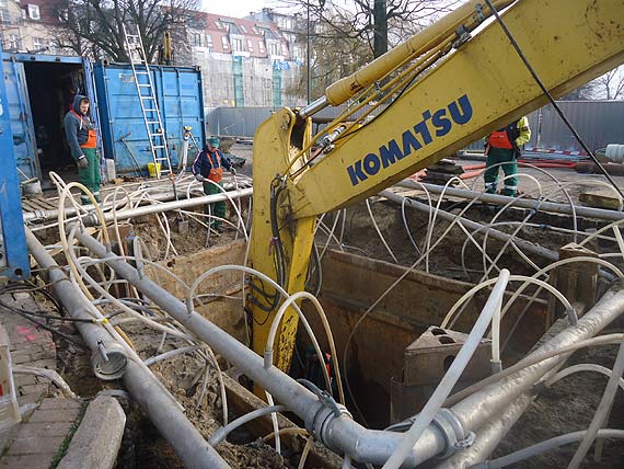 Małe rurki i duży zbiornik, czyli szybkie tempo robót na Wybrzeżu Władysława IV