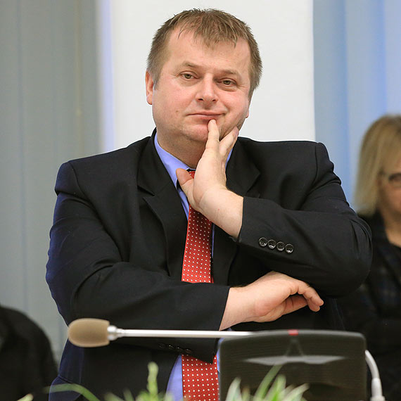  Zabawa radnego Jurkiewicza w dwa krzesa