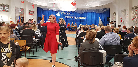 Rodzice i dziadkowie Mai dzikuj fundacji LOGOS i darczycom