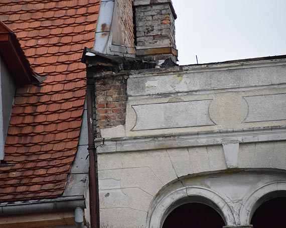 Tynk ze ściany kamienicy przy ulicy Armii Krajowej z hukiem spadł na chodnik