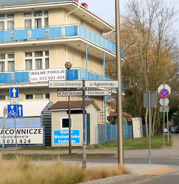 Kto lub co znw przekrzywio drogowskaz w dzielnicy nadmorskiej?