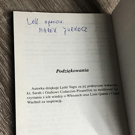 „Do trumny ubierzcie mnie na różowo”. Wzruszający list pacjentki zapisany na kartkach książki