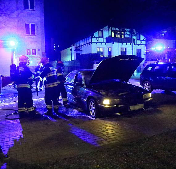 Palił się samochód. Pożar zauważyli policjanci