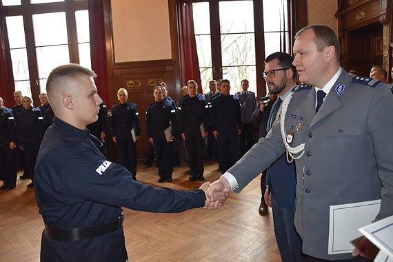 S³owa policyjnej roty wypowiedzia³o 37 nowych policjantów