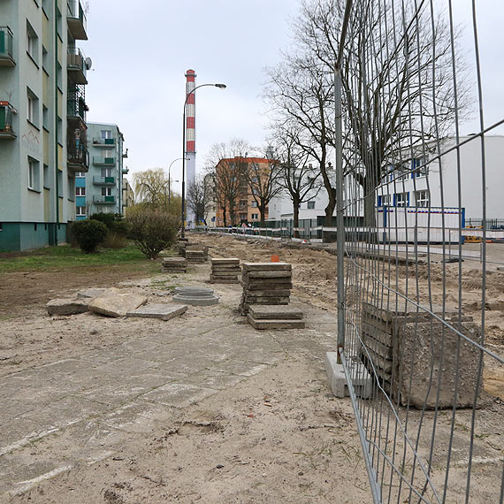 Niezabezpieczone pyty chodnikowe przyczyn wypadku 