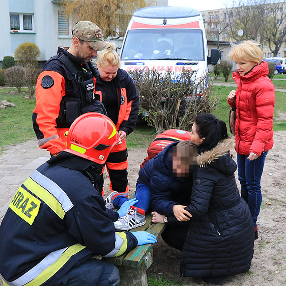 Niezabezpieczone pyty chodnikowe przyczyn wypadku 