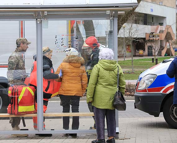 Ratownik medyczny w czasie wolnym pomg kobiecie!