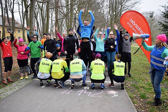 Wiosenny parkrun z biegowymi zajcami