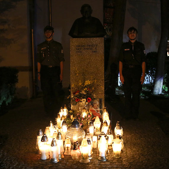 W rocznicę śmierci Jana Pawła II wierni otoczyli popiersie Papieża Polaka