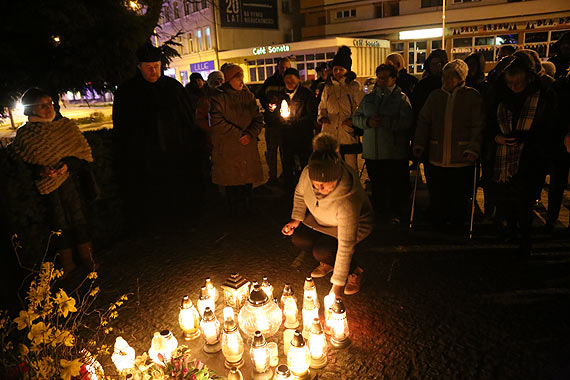 W rocznicę śmierci Jana Pawła II wierni otoczyli popiersie Papieża Polaka