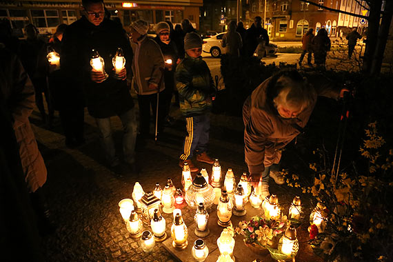 W rocznicę śmierci Jana Pawła II wierni otoczyli popiersie Papieża Polaka