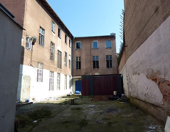 Opuszczona kamienica stoi niezabezpieczona