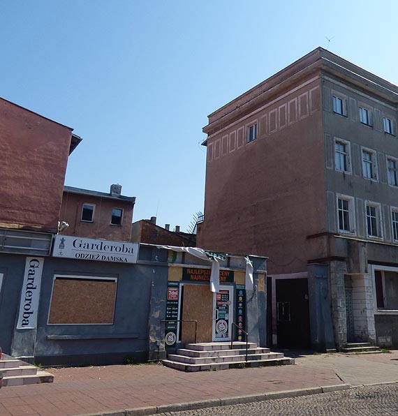 Opuszczona kamienica stoi niezabezpieczona