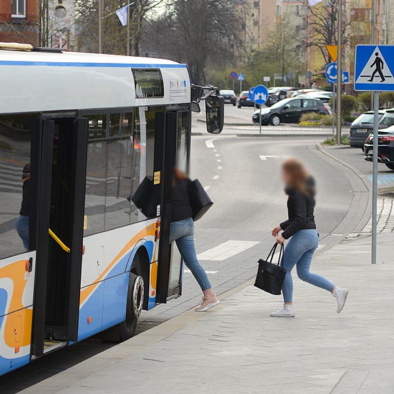Nowa moda wrd modziey! Podczas strajku nauczycieli, spotykaj si w autobusach!