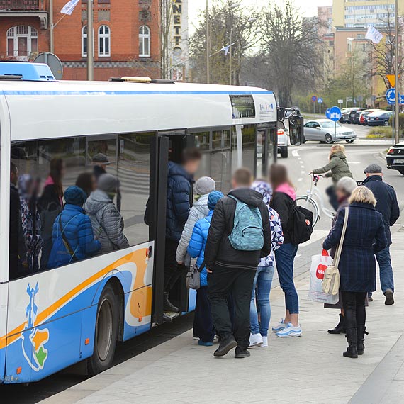 Nowa moda wśród młodzieży! Podczas strajku nauczycieli, spotykają się w autobusach!