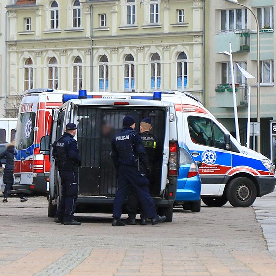  Najpierw interweniowali ratownicy, potem mczyzn przejli policjanci