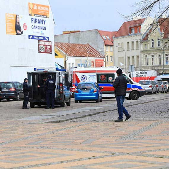  Najpierw interweniowali ratownicy, potem mczyzn przejli policjanci