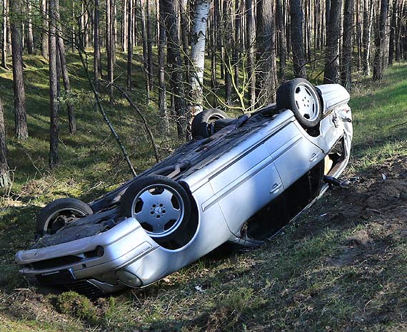 wiadkowie myleli, e mercedes zaliczy dachowanie...