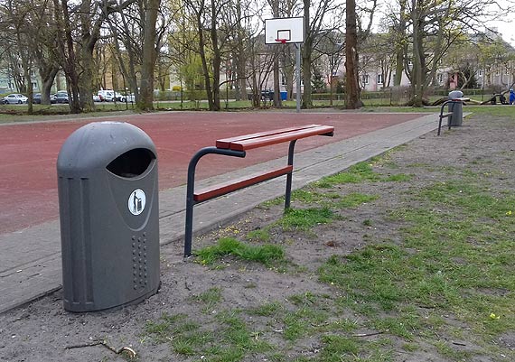 Specjalnie dla modziey. Po co wlepia mandaty?! Wystarczy dostosowa otoczenie dla potrzeb, jak awki przy boisku na Platanie