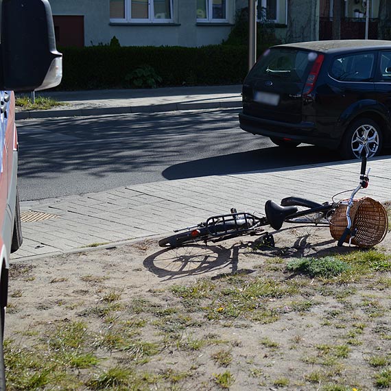 Rowerzystka doznaa urazu gowy