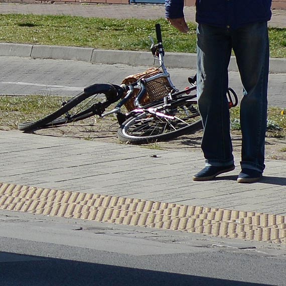 Rowerzystka doznaa urazu gowy