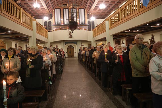 Na pamiątkę świętej nocy zmartwychwstania ogień zapłonął przed kościołem Chrystusa Króla
