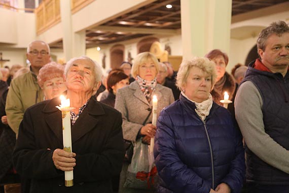 Na pamiątkę świętej nocy zmartwychwstania ogień zapłonął przed kościołem Chrystusa Króla