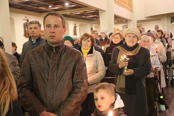 Na pamiątkę świętej nocy zmartwychwstania ogień zapłonął przed kościołem Chrystusa Króla