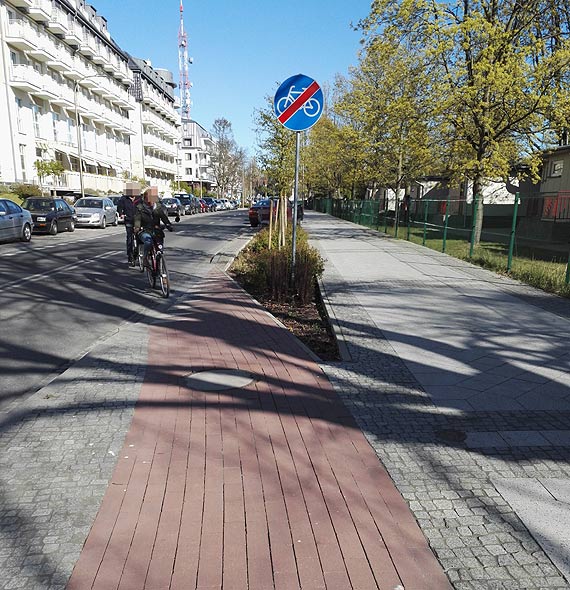 Czytelnik na tropie cieki rowerowej, ktra zanika