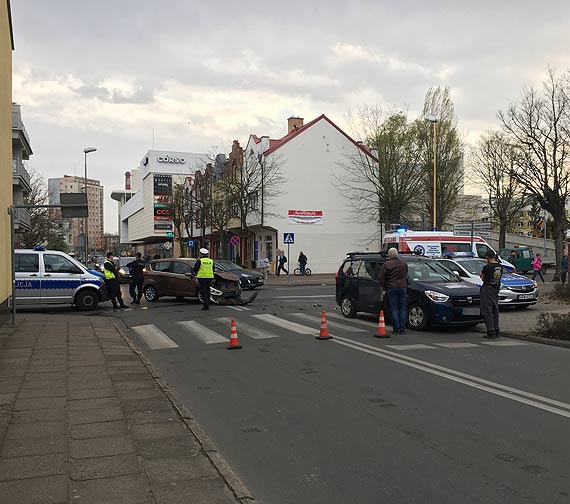 Na skrzyowaniu zderzyy si dwa samochody