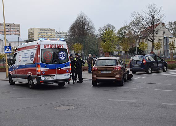 Na skrzyowaniu zderzyy si dwa samochody