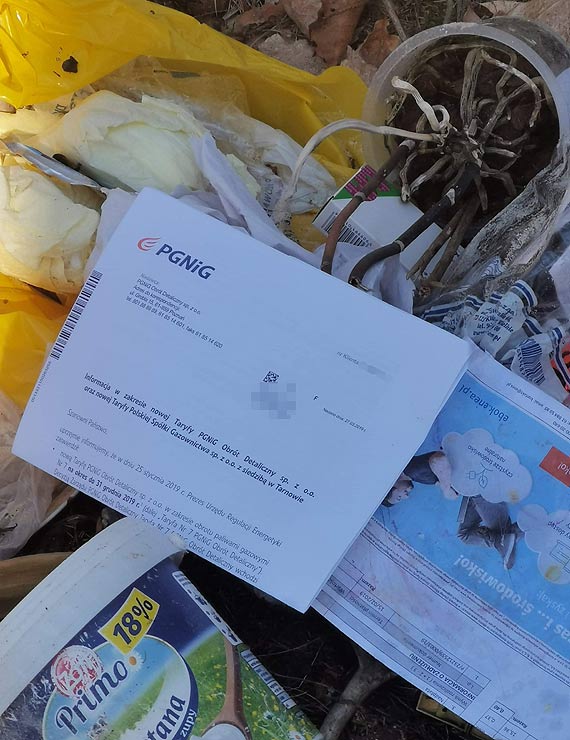 Przybywa mieci wyrzucanych w lasach