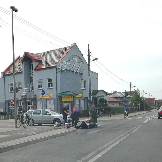 Samochd potrci rowerzystk. Kobieta doznaa urazu biodra