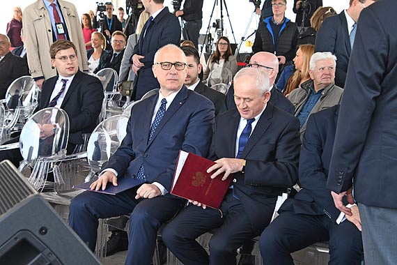 Namiot w gazoporcie pełen politycznych cudów. Dlaczego nie było lokalnych działaczy Prawa i Sprawiedliwości
