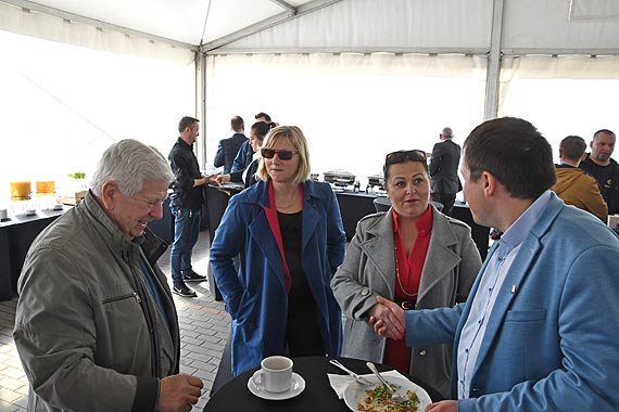 Namiot w gazoporcie pełen politycznych cudów. Dlaczego nie było lokalnych działaczy Prawa i Sprawiedliwości