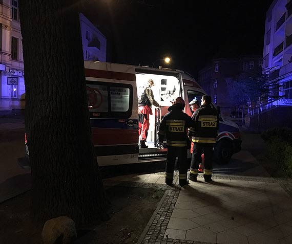 Najpierw strażacy, potem ratownicy walczyli o życie kobiety