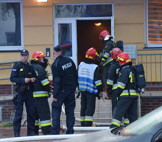 Stra poarna, ratownicy medyczni i policjanci interweniowali na ulicy Markiewicza
