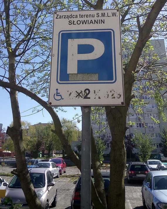Notorycznie parkował na miejscu dla niepełnosprawnych. Służby nie chciały interweniować?