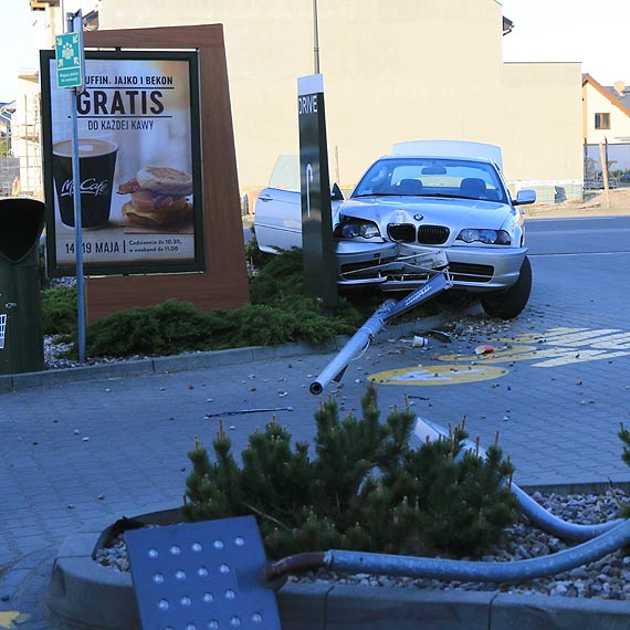 BMW staranowao latarni. Kierowca i pasaerowie oddalili si