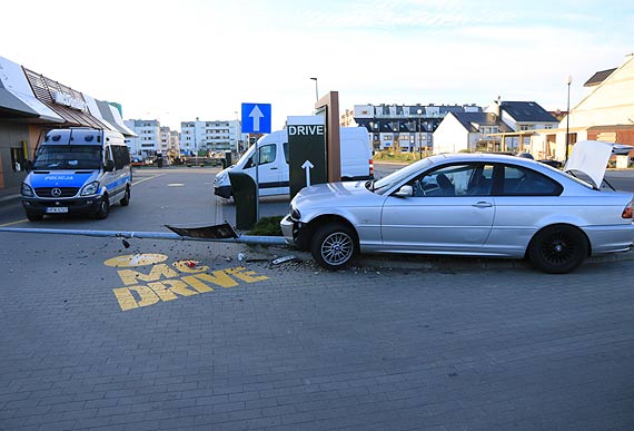 BMW staranowao latarni. Kierowca i pasaerowie oddalili si