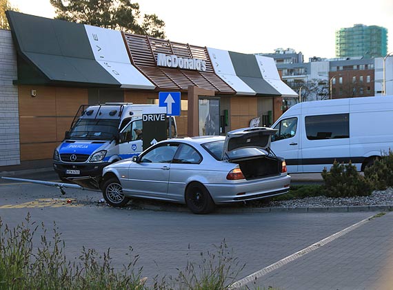 BMW staranowao latarni. Kierowca i pasaerowie oddalili si
