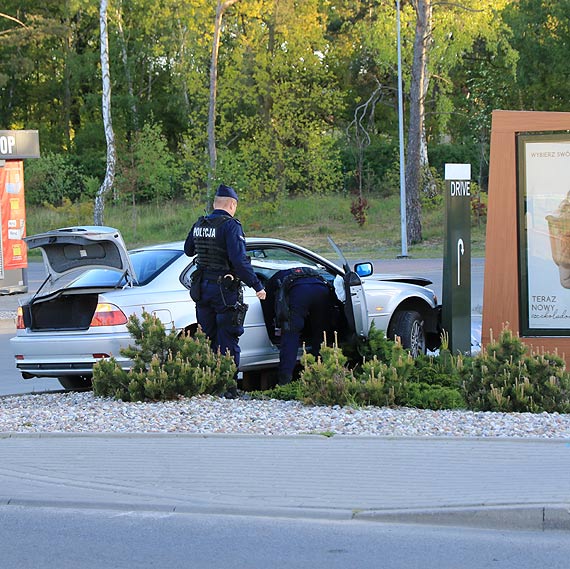 BMW staranowao latarni. Kierowca i pasaerowie oddalili si