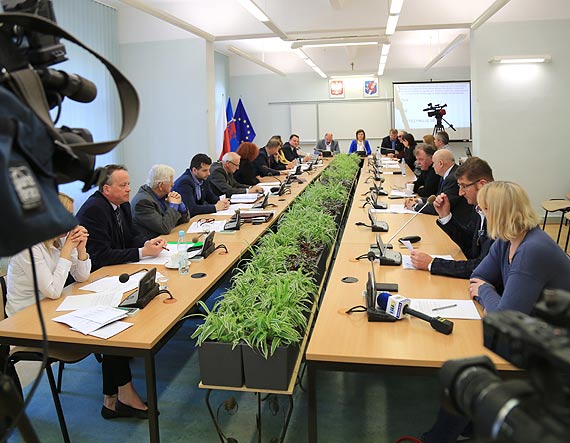Radni pochyl si nad mieciami