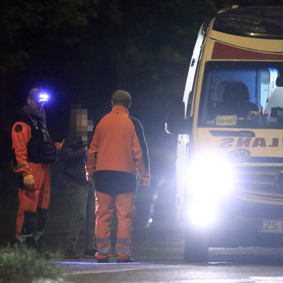 Matka, wyrzucona z domu przez własną córkę, schroniła się między grobami