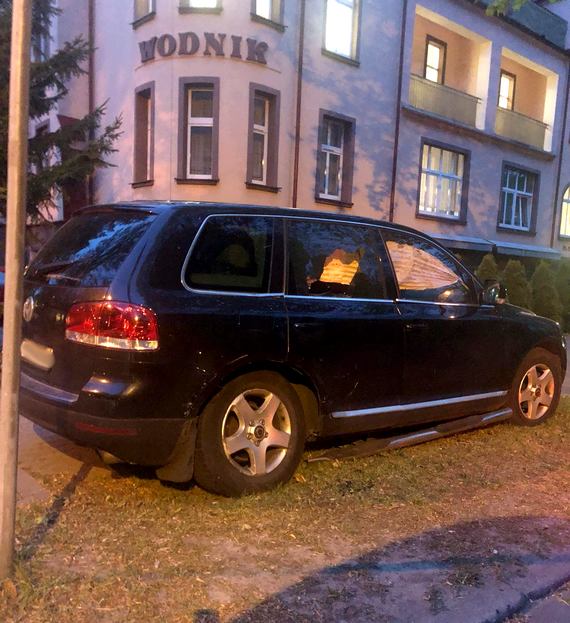 Powypadkowy samochd stoi od kilku tygodni i szpeci dzielnic 