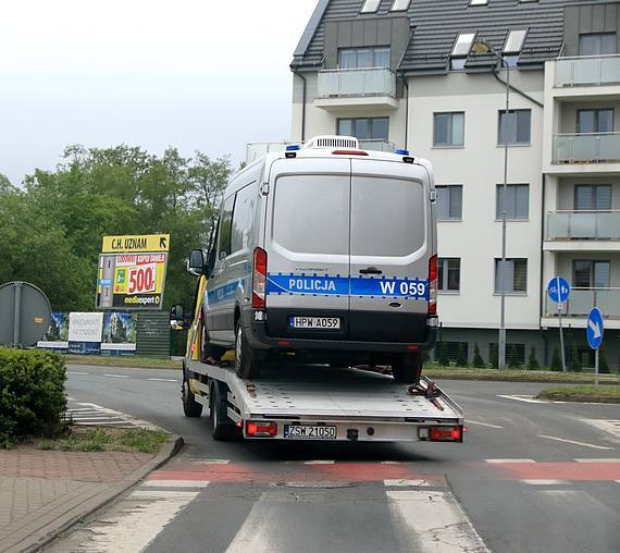 Przecieka dach i policyjny Ford ruszy w tras na lawecie 