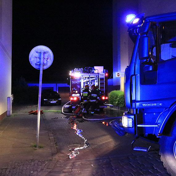 Mieszkankę obudził dym przedostający się z klatki schodowej. Do akcji ruszyły 3 jednostki straży pożarnej