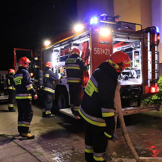 Mieszkankę obudził dym przedostający się z klatki schodowej. Do akcji ruszyły 3 jednostki straży pożarnej
